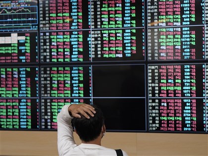 鴻海收盤站上200元大關 台股終場小跌收22496點