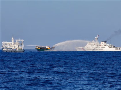 菲軍：中國海警攜刀劍矛 非法登菲律賓海軍補給船