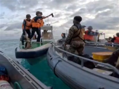 菲律賓公布南海衝突影片 中國海警揮舞刀斧威脅菲方人員[影]