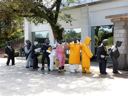朱銘在港雕塑被圍封修復 告示遮蓋穿黃雨衣人