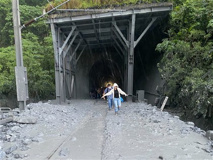 新自強號遇土石流出軌 台鐵：加強河川整治增告警系統