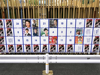 東京都知事選舉公布欄亂象多 被貼猥褻海報警方警告後撤除