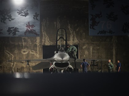 F-16V飛官分享夜航：「信任」儀表、長機與空作部