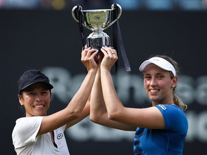 WTA伯明罕女網賽 謝淑薇攜手梅丹斯封后[影]