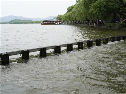 中國暴雨未歇紅色預警持續 杭州防汛形勢嚴峻西湖罕見洩洪