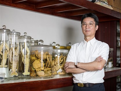 海大教授陳天任獲國際甲殼類學會獎項 台灣第一人
