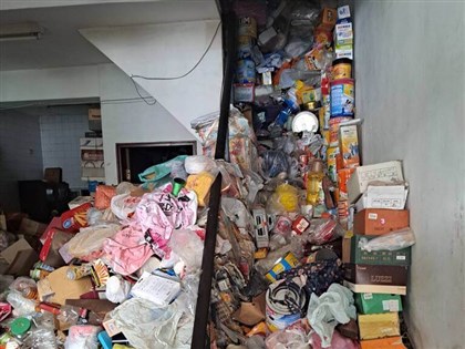 台南8旬夫妻屋堆滿雜物阻救護 動員近百人清出20噸