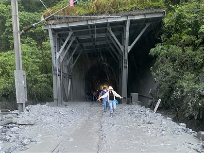 自強號撞土石流 台鐵董事長杜微自請處分 獎勵司機員列車長等4人