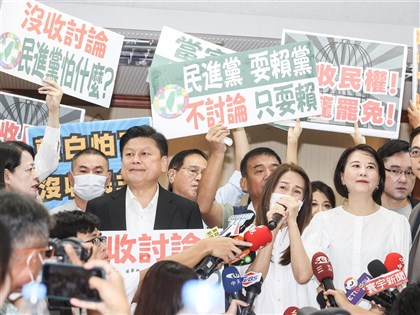 綠委占內委會主席台 高金素梅宣布開會後又停擺