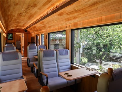 阿里山林鐵福森號28日首航 車廂檜木打造被譽行動美術館