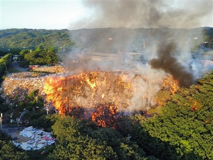 苗栗西山垃圾場火警延燒1公頃 陸空聯手灌救