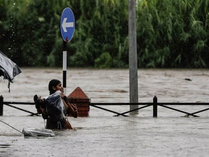 尼泊爾豪雨釀土石流與洪災至少11死8失蹤 民眾水中跋涉