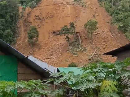 印尼週末暴雨致非法礦場山崩  至少12死18人失聯[影]