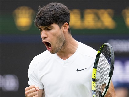 艾卡拉茲拍落洪柏特 晉級溫網8強戰力拚衛冕[影]