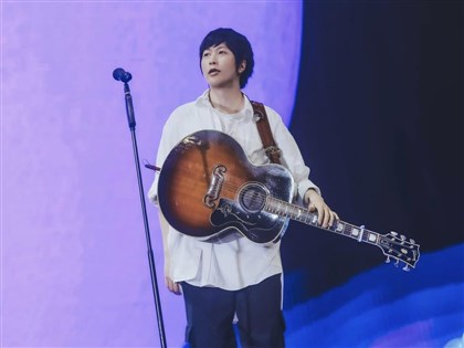 五月天阿信央視七七事變貼文留言掀議 疑在Threads封鎖網友