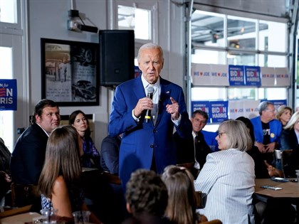 拜登關鍵搖擺州密西根造勢 向選民保證「我很好」