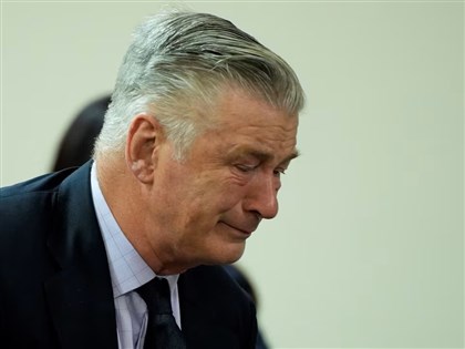 法官駁回片場過失殺人指控 亞歷鮑德溫聞判落淚