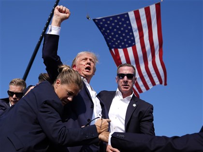 捕捉川普險遭暗殺振臂高呼照 攝影記者：我必須完成工作不能躲