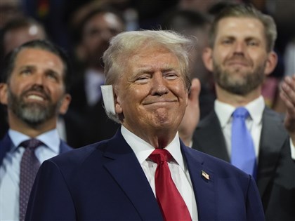 川普遇襲後首露面 右耳貼繃帶登共和黨全代會