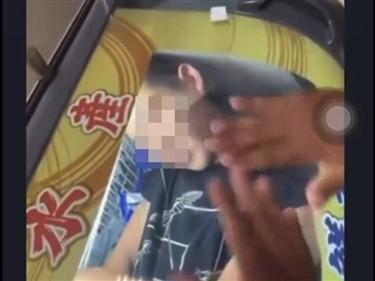 高雄杉林男鑽萊爾富冰櫃嬉鬧 警追人依毀損罪法辦