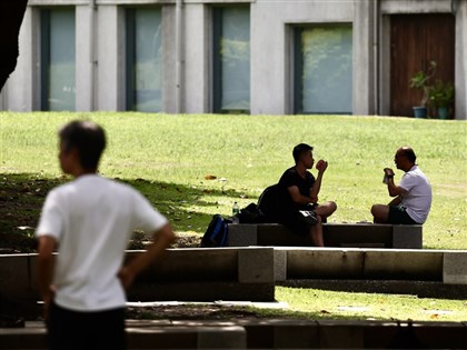 新北等17縣市亮高溫燈號 午後防局部大雨