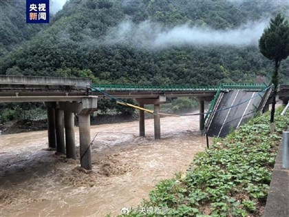 中國陝西暴雨公路橋塌至少5車墜河 11人遇難30多人失蹤