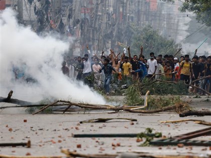 孟加拉警方難平亂 示威學生闖監獄釋放數百囚