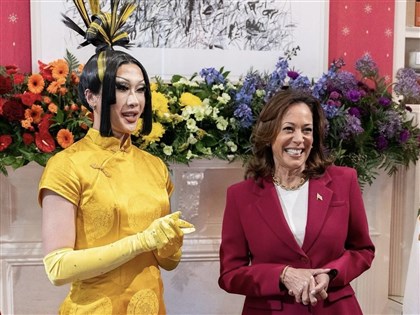 賀錦麗力挺LGBTQ 驕傲月與台灣變裝皇后妮妃雅同框