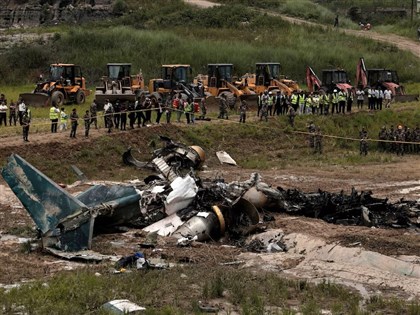 尼泊爾小飛機起飛衝出跑道起火 釀18死僅機師生還