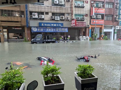 颱風凱米釀高雄多區淹水 美術館住宅區成「黃河」