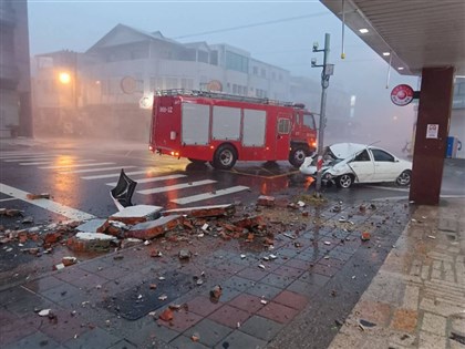 颱風凱米侵襲花蓮女兒牆砸車1死1重傷 門諾護理師下班遇憾事
