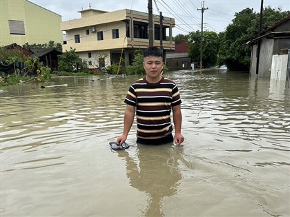 彰化二林水淹腰部仍未退 8人搭橡皮艇撤離