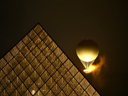 巴黎奧運熱氣球造型聖火台引燃升空 席琳狄翁獻聲