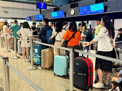 颱風致行李延誤 旅客氣壞、華航地勤下跪道歉