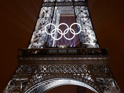 席琳狄翁無畏罕病登艾菲爾鐵塔獻唱 巴黎奧運開幕畫完美句點