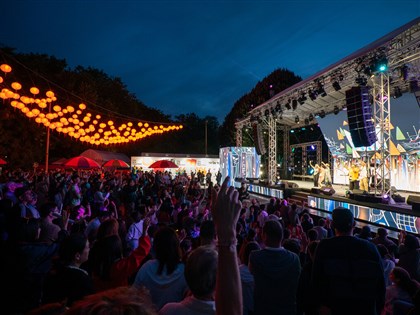 巴黎文化奧運台灣館WIN Together凝聚能量 台味珍奶冰棒、茄芷袋吸客