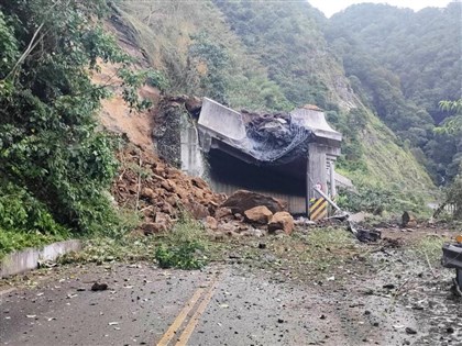 阿里山公路明隧道落石坍方交通中斷搶修 森林遊樂區照常開放