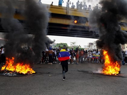 委內瑞拉反對派稱獲逾73%選票不認敗選 群眾上街抗議當局