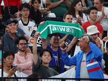 巴黎奧運球迷持台灣應援旗遭搶 駐法處：涉人身攻擊協助報警