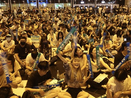 麟洋奧運羽球爭金 民眾台北車站應援大喊中國隊請支援收「銀」