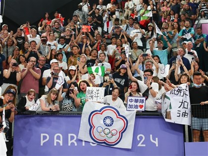 麟洋奧運金牌戰球迷高喊Team Taiwan 聖筊、維尼看板奇招盡出【圖輯】