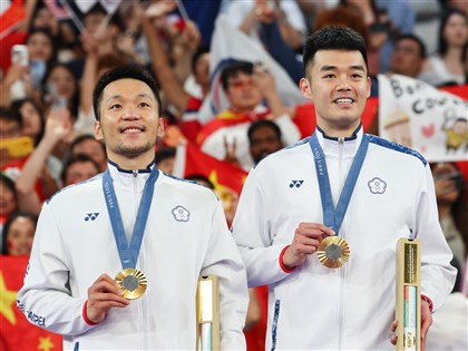 早安世界》李洋王齊麟巴黎奧運摘金衛冕 現場台灣球迷齊唱國旗歌