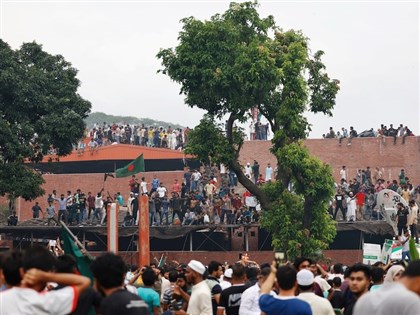 孟加拉動亂逾300死總理下台 軍方宣布8/6結束宵禁