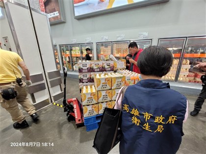 高雄男子鑽進好市多冰櫃擺拍嬉鬧 業者自主下架食品