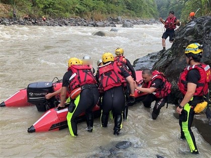 新北烏來福山大羅蘭溪水暴漲 4童受困急流全獲救