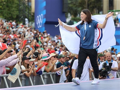 郭婞淳奧運冠軍公園披會旗走秀 與民眾簽名自拍展親和力