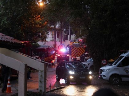 巴西民航機墜毀住宅區 機上61人全數罹難