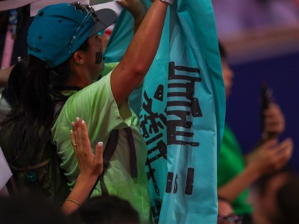 林郁婷奪金插曲 女拳迷手持台灣獨立布條遭驅趕