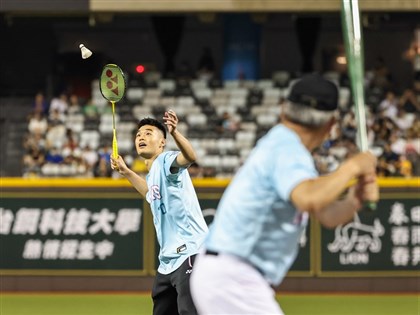 王齊麟用羽球為雄鷹開球 與王柏融分享金牌喜悅[影]