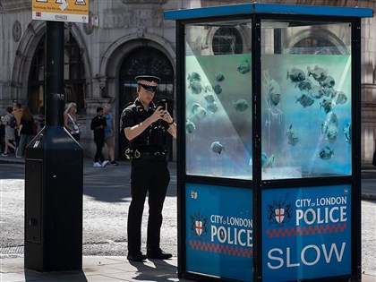 班克西倫敦創作7連發 最新作品讓警衛亭變魚缸